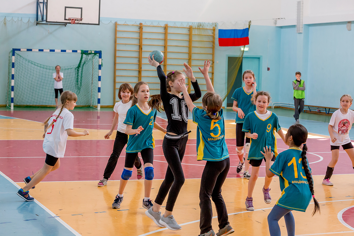PIŁKA RĘCZNA DLA DZIECI – SPORT, KTÓRY WSZECHSTRONNIE ROZWIJA NAJMŁODSZYCH